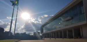 Candidatos ao governo do Paraná fazem carreatas e reuniões