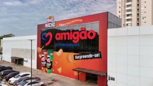 Amigão Supermercados cria fachada 3D gigante em Maringá