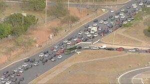 Semáforos apagados no Eixo Monumental afetam trânsito em Brasília