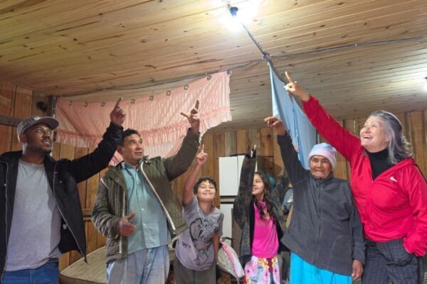 Indígena de 106 anos tem luz elétrica pela 1ª vez em aldeia de SC