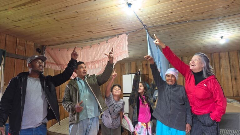 Indígena de 106 anos tem luz elétrica pela 1ª vez em aldeia de SC