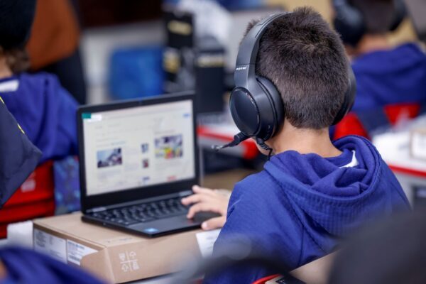 Araucária entrega kits com chromebooks e headsets a nove escolas