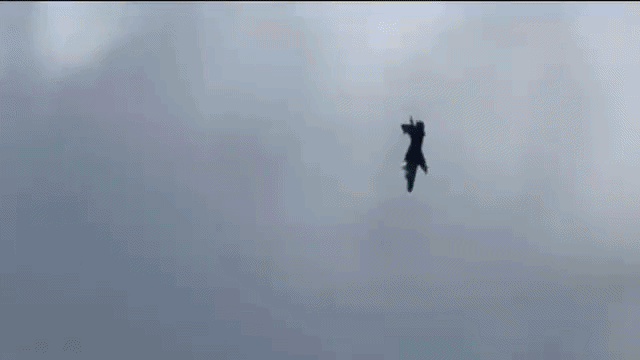 www.deixaeutefalar.com.br Caça militar britânico cai e explode no País de Gales