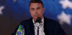 Campanha de Flávio Bolsonaro critica decisão de Dino sobre Nossa Senhora