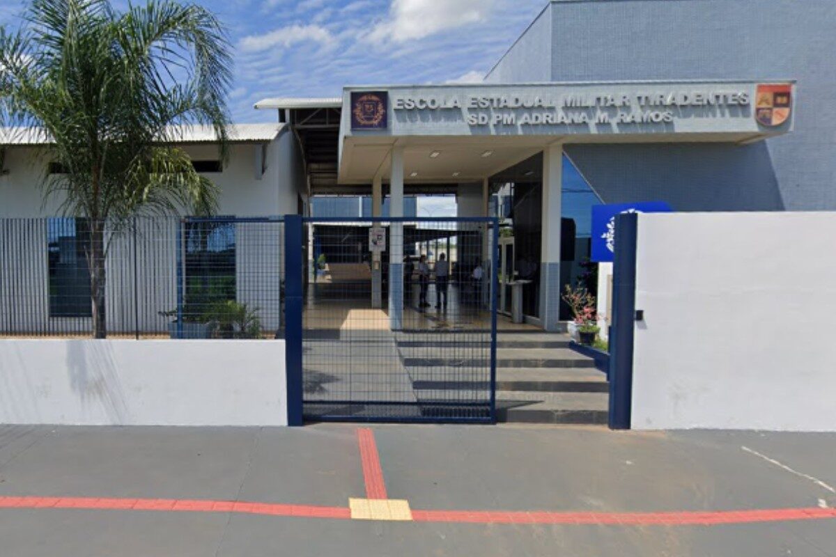 www.deixaeutefalar.com.br Alunas de escola militar brigam na porta da unidade em MT