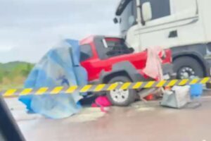 Duas pessoas morrem em colisão entre carro e carreta na BR-364