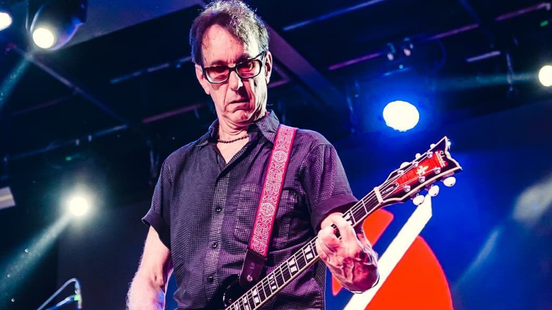 www.deixaeutefalar.com.br Guitarrista fundador do Dead Kennedys tem Parkinson