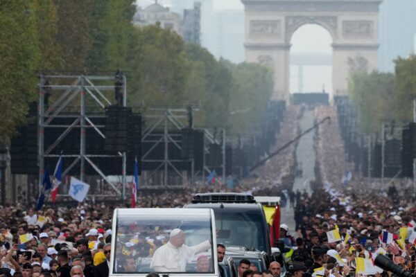 Papa Leão XIV celebra missa para 800 mil em Paris