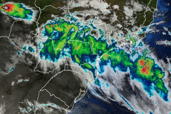 Inmet emite alerta laranja de tempestades com ventos de 100 km/h no PR