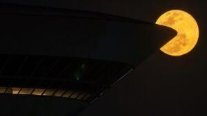 Lua cheia imita Pac-Man ao lado do MAC em Niterói