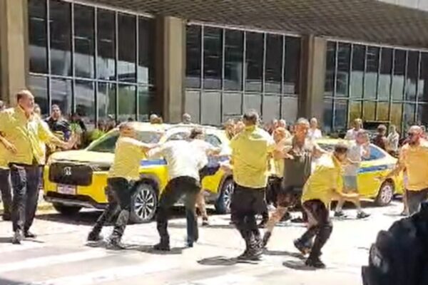 Taxistas brigam a socos e chutes no Aeroporto do Galeão