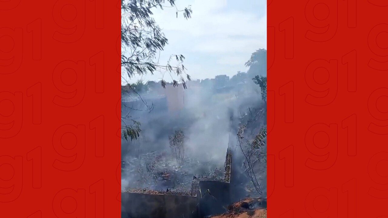 www.deixaeutefalar.com.br Incêndio em vegetação mobiliza bombeiros na Zona Centro-Sul de Manaus
