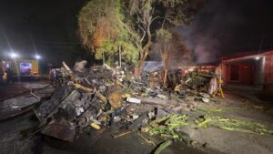 www.deixaeutefalar.com.br Idoso morre em incêndio e corpo é achado sob 3 m de entulho em Curitiba