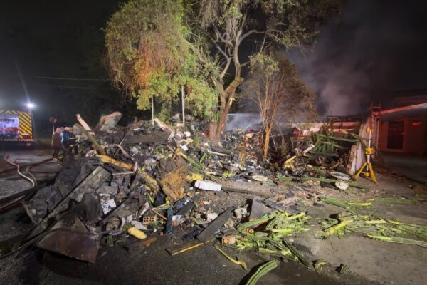 Idoso morre em incêndio e corpo é achado sob 3 m de entulho em Curitiba