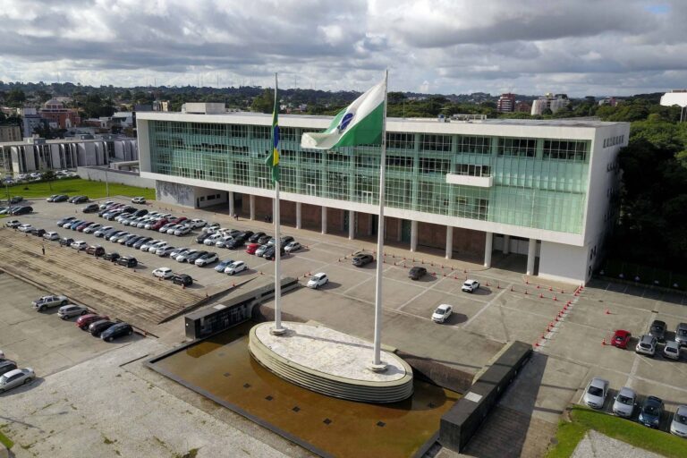 Candidatos ao governo do PR têm agenda em Curitiba nesta segunda