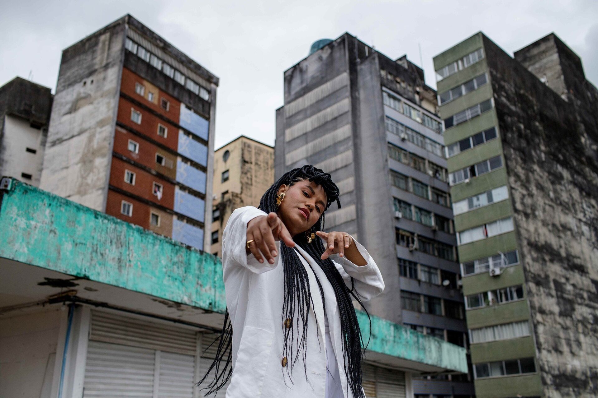 www.deixaeutefalar.com.br Luana Tavares lança primeiro álbum de estúdio com convidadas