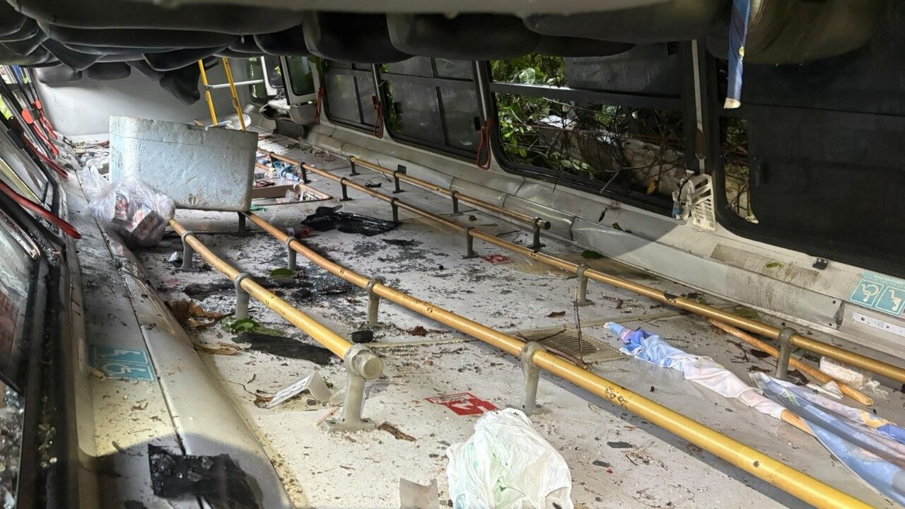 www.deixaeutefalar.com.br Micro-ônibus cai em ribanceira de 15 m na BR-174 e fere 17