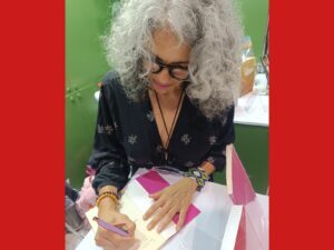 Servidora do Acre lança livro inspirado em casos de feminicídio