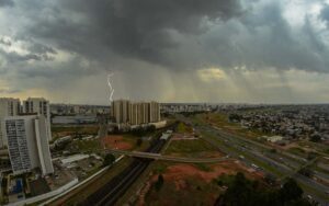 Defesa Civil alerta para temporais no DF nesta quarta e quinta