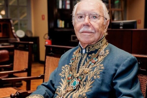 Sarney viaja a SP e é internado no Sírio-Libanês com pneumonia