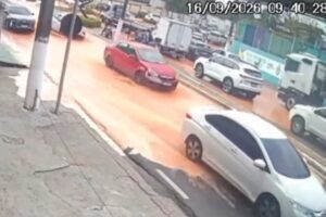 Rompimento de tubulações alaga avenida em Manaus e causa desvios de trânsito