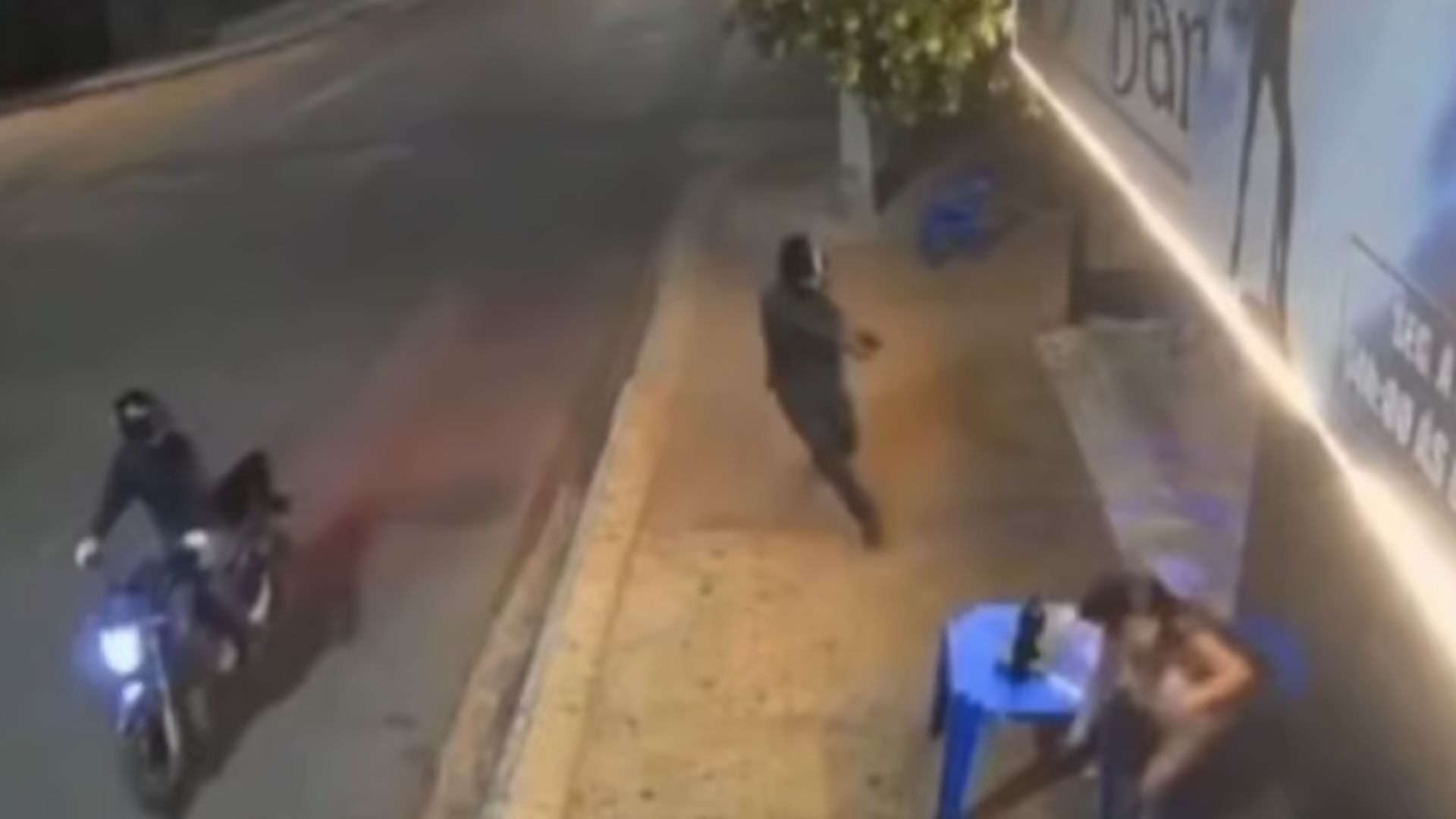 www.deixaeutefalar.com.br Dona de bar é baleada nas costas e pede socorro em vídeo no MT