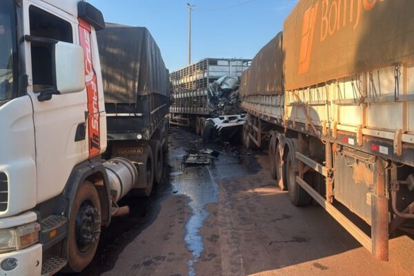 Carreta bate em caminhão parado na BR-163 e motorista morre em MT