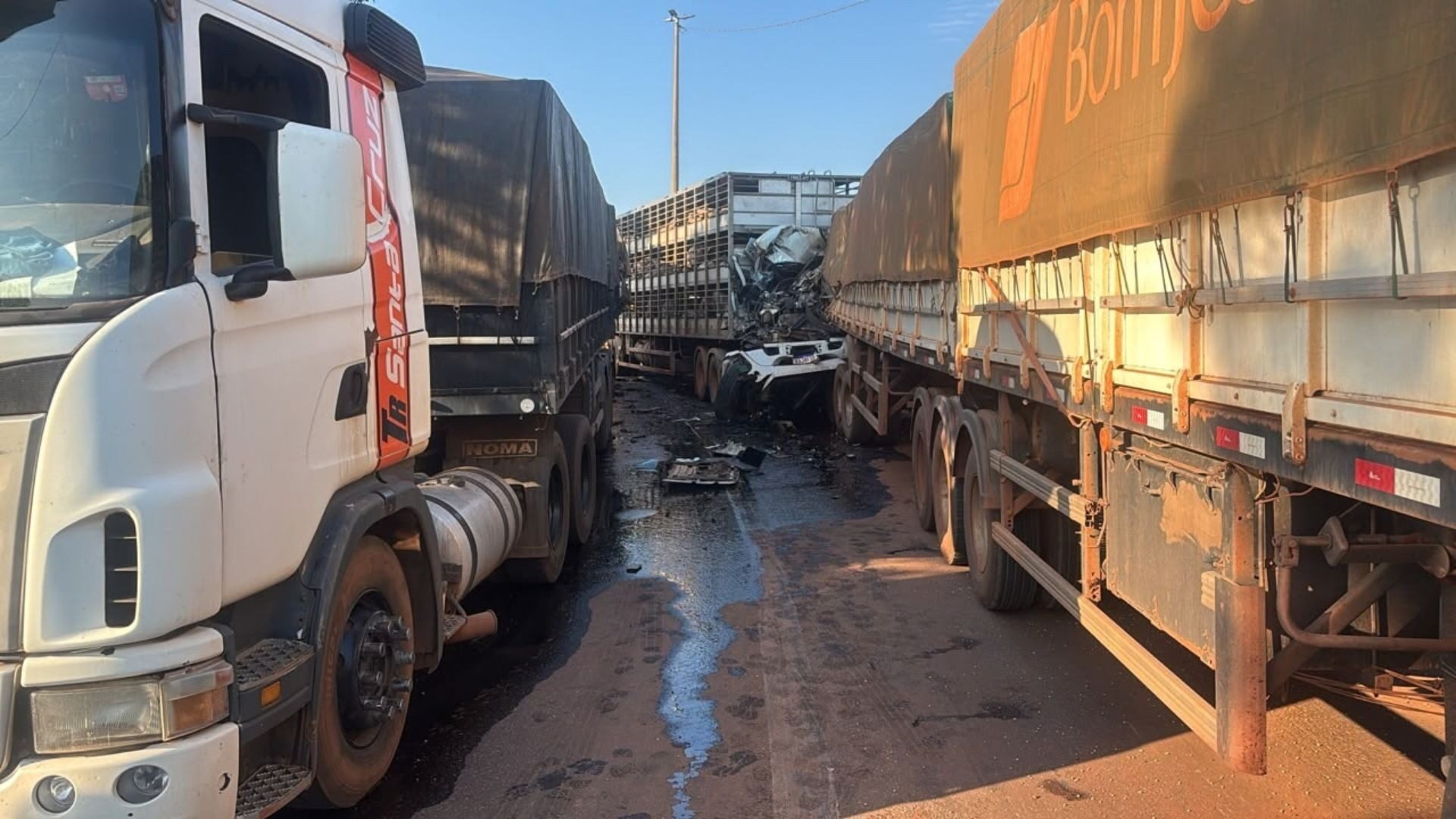 www.deixaeutefalar.com.br Carreta bate em caminhão parado na BR-163 e motorista morre em MT