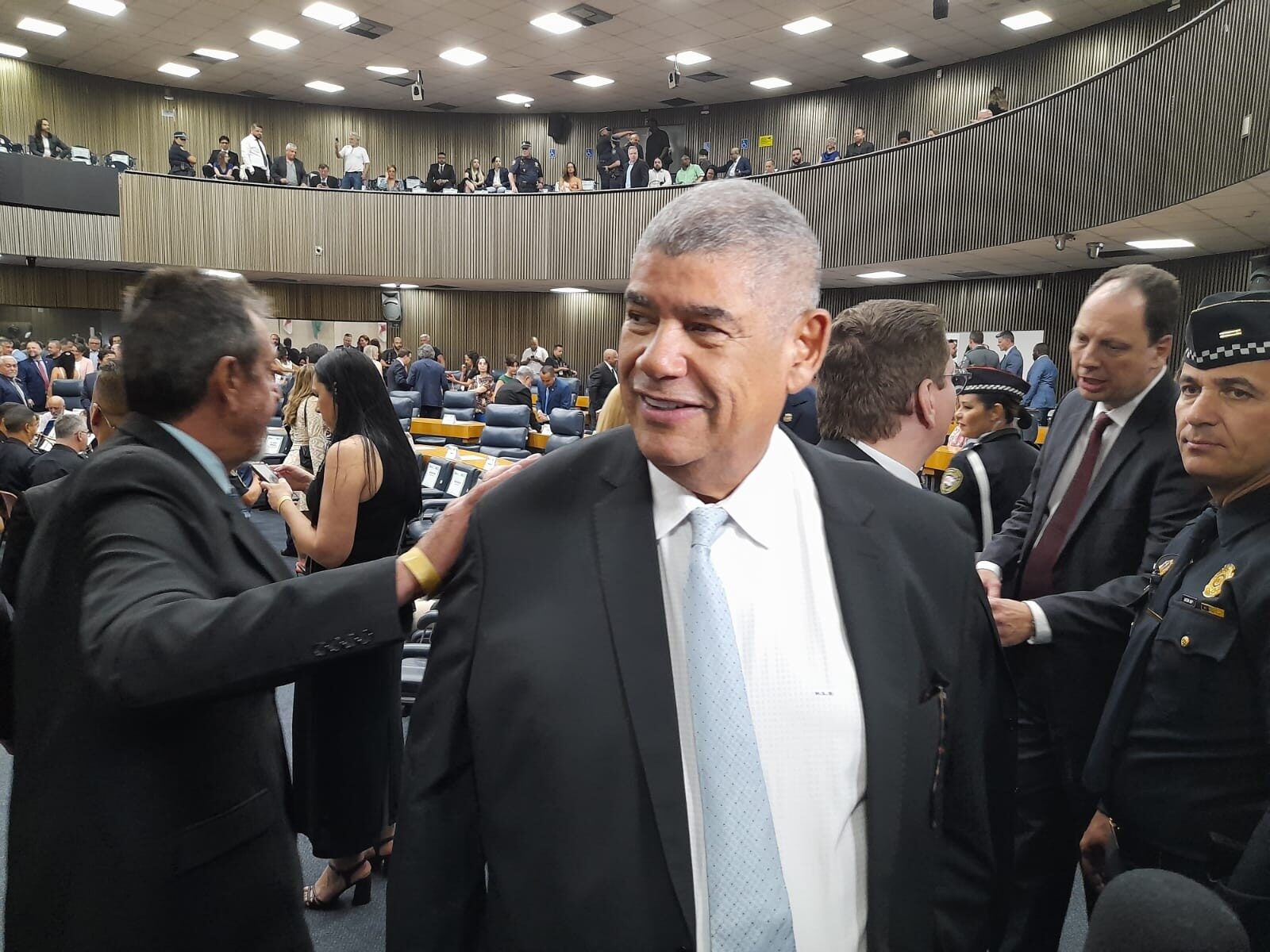 www.deixaeutefalar.com.br Polícia acha passagem secreta e R$ 280 mil em imóvel ligado a Milton Leite