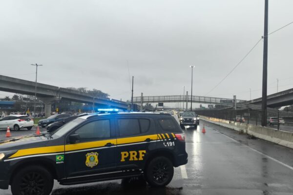 Dois morrem em acidente com caminhões na BR-290 em Porto Alegre