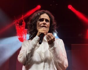 Zélia Duncan estreia ‘Agudo grave’ no Rio com 4 estrelas
