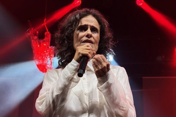 Zélia Duncan estreia ‘Agudo grave’ no Rio com 4 estrelas