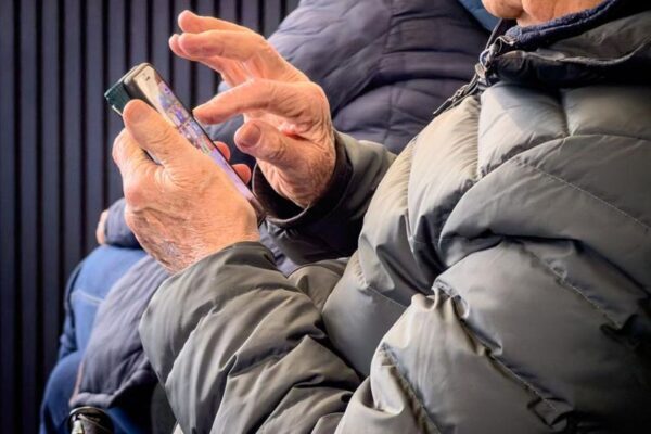 Google remove 40 canais de falsos médicos de IA após denúncias