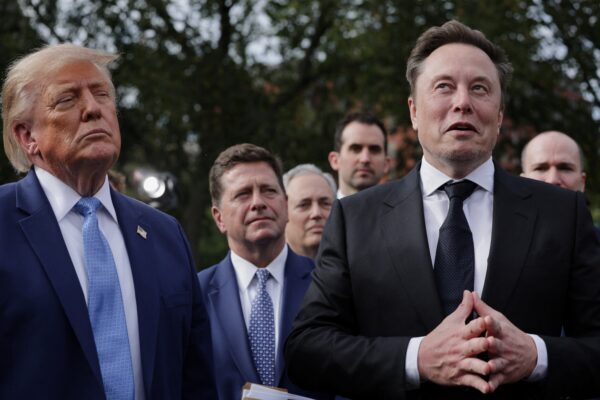 Musk volta ao governo dos EUA para liderar estudo sobre futuro da guerra