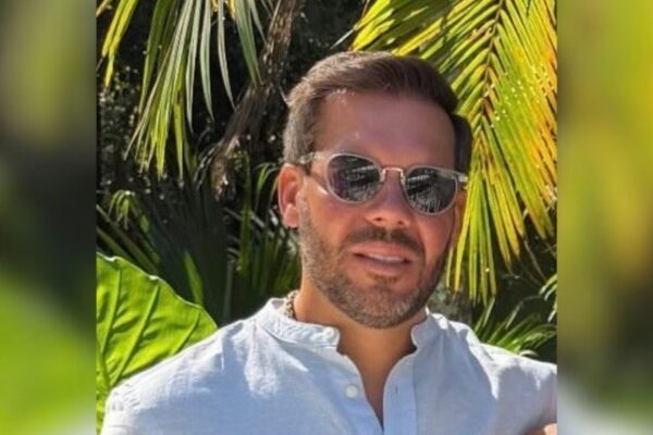 Empresário é morto por dupla encapuzada na frente da família em SC