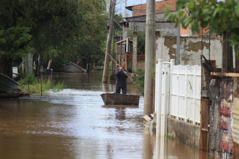Guaíba sobe sem chuva e água avança em ruas de Porto Alegre
